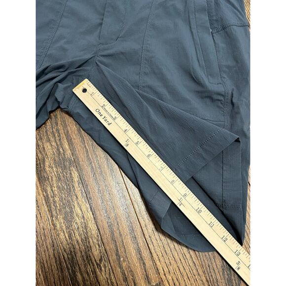 Athleta Women's Dark Wash Zipper Pocket Trekkie Bermuda 2.0 Shorts Black Size 6 - Picture 10 of 10